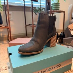 TOMS Evelyn Chelsea Boots